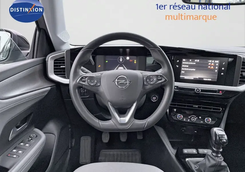 Intérieur de l'Opel Mokka 2021 diesel, vue frontale sur le volant cuir, tableau de bord numérique et levier de vitesse manuel.