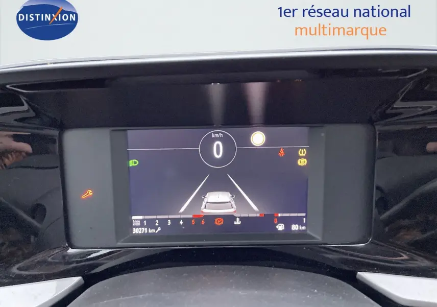 Affichage numérique du tableau de bord de l'Opel Mokka 2021, montrant la vitesse à zéro et l'assistance au maintien de voie.