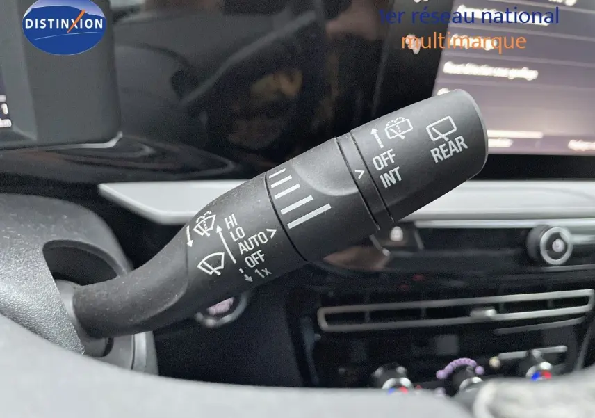 Gros plan sur la commande des essuie-glaces dans l'habitacle de l'Opel Mokka gris Artens Metal 2021.