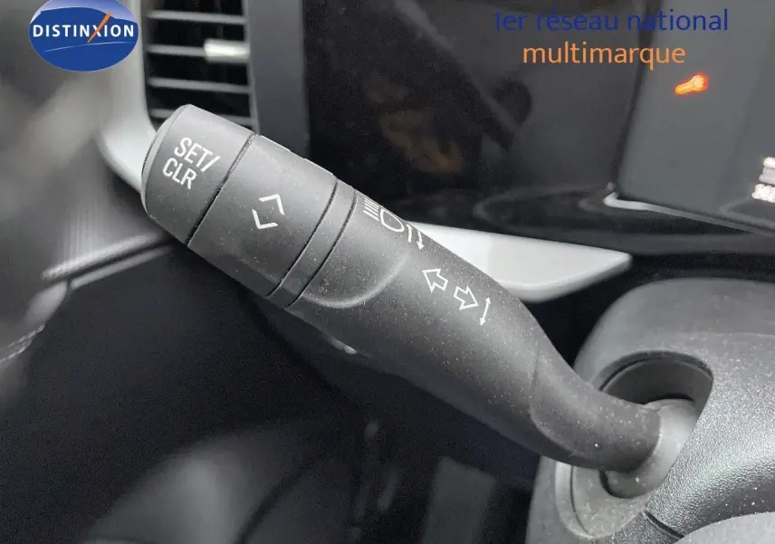 Le levier de clignotant noir de l'Opel Mokka 2021, vue rapprochée de l'intérieur côté gauche du volant.