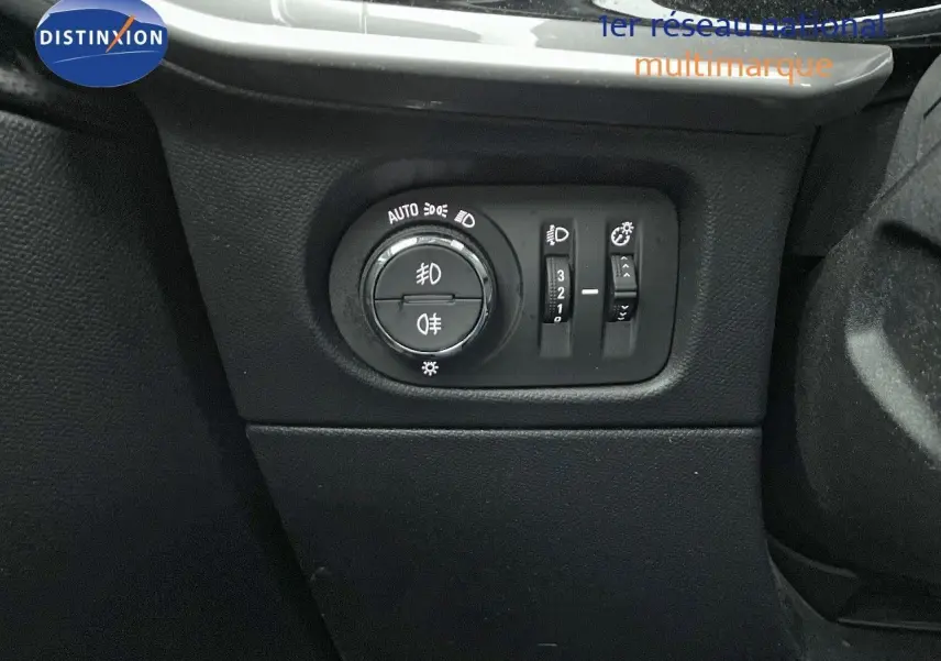 Gros plan sur le panneau de commande des phares dans l'habitacle de l'Opel Mokka gris Artens 2021.