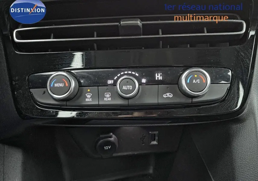 Panneau de commande de climatisation automatique de l’Opel Mokka 2021, avec boutons rotatifs et affichage digital.