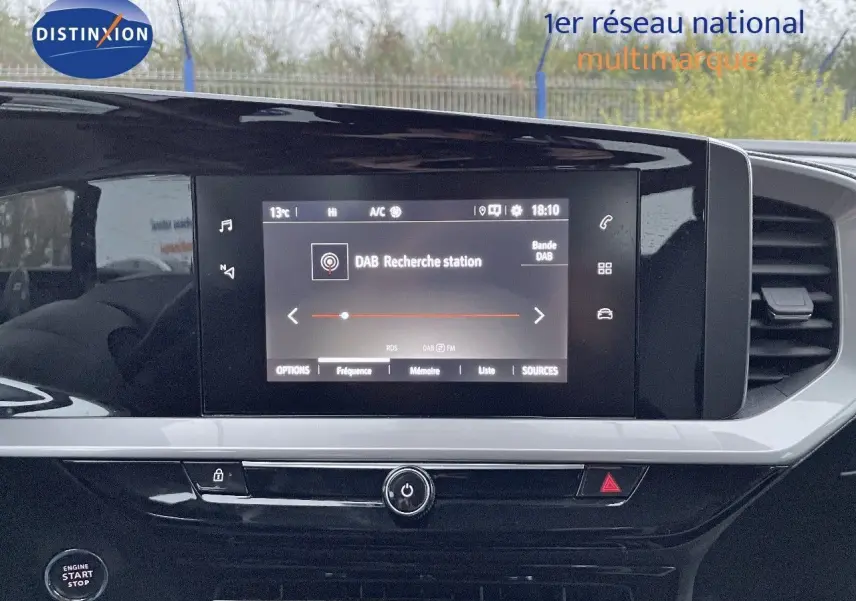 Écran tactile central affichant la recherche DAB dans l'habitacle noir et gris de l'Opel Mokka 2021.