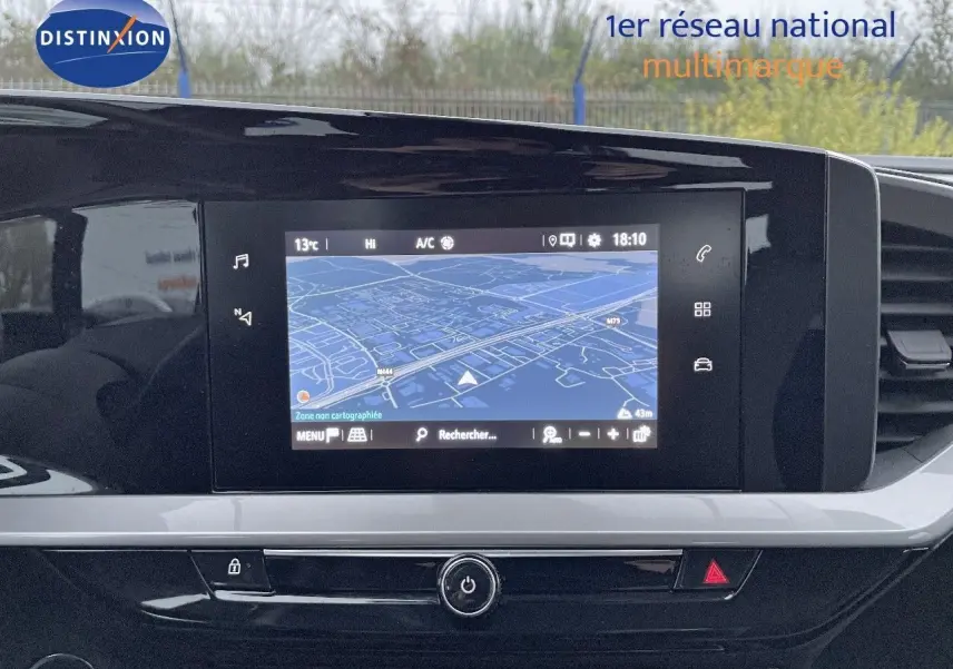Écran tactile central du tableau de bord de l'Opel Mokka 2021 affichant la navigation GPS en extérieur.