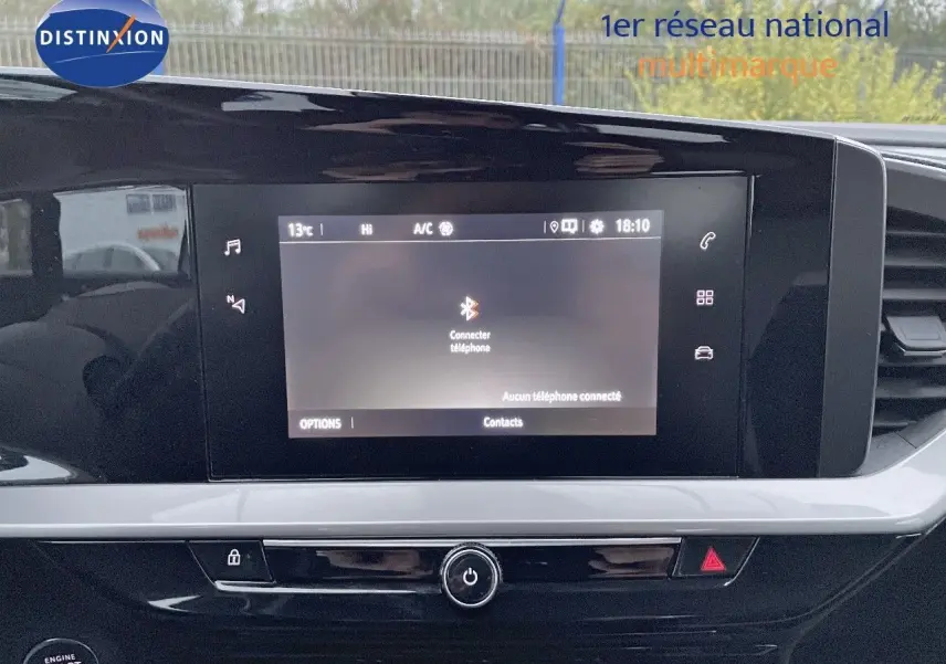 Écran tactile central du tableau de bord de l’Opel Mokka 2021, affichant la connexion Bluetooth inactive.
