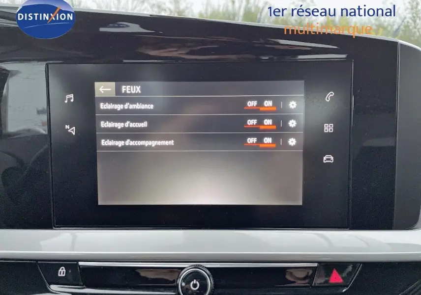 Écran tactile central de l'Opel Mokka gris Artens, affichant les réglages d'éclairage intérieur.