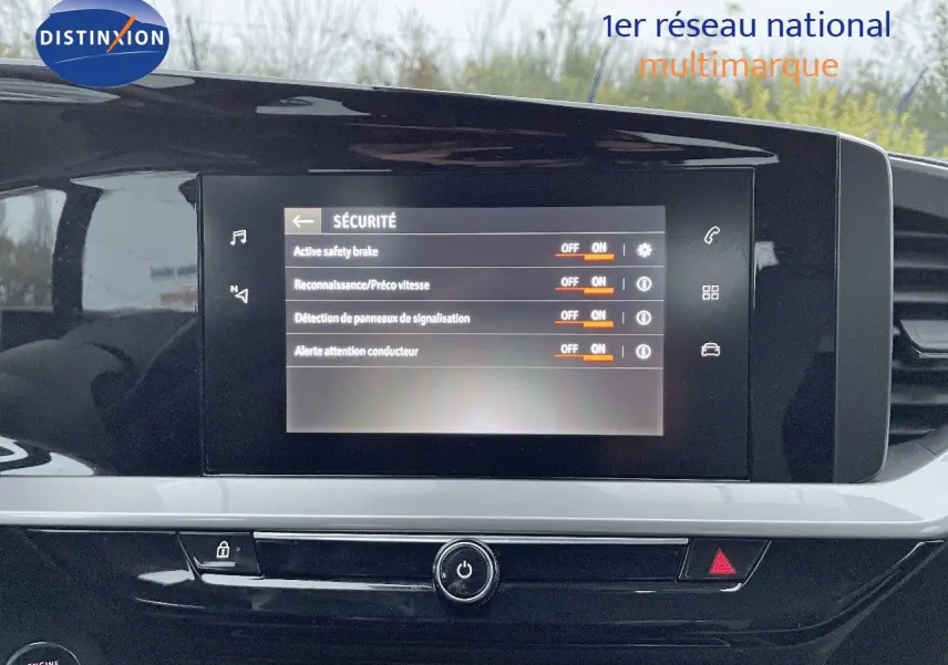 Écran tactile central affichant les réglages de sécurité dans l'habitacle d'un Opel Mokka gris Artens Metal.
