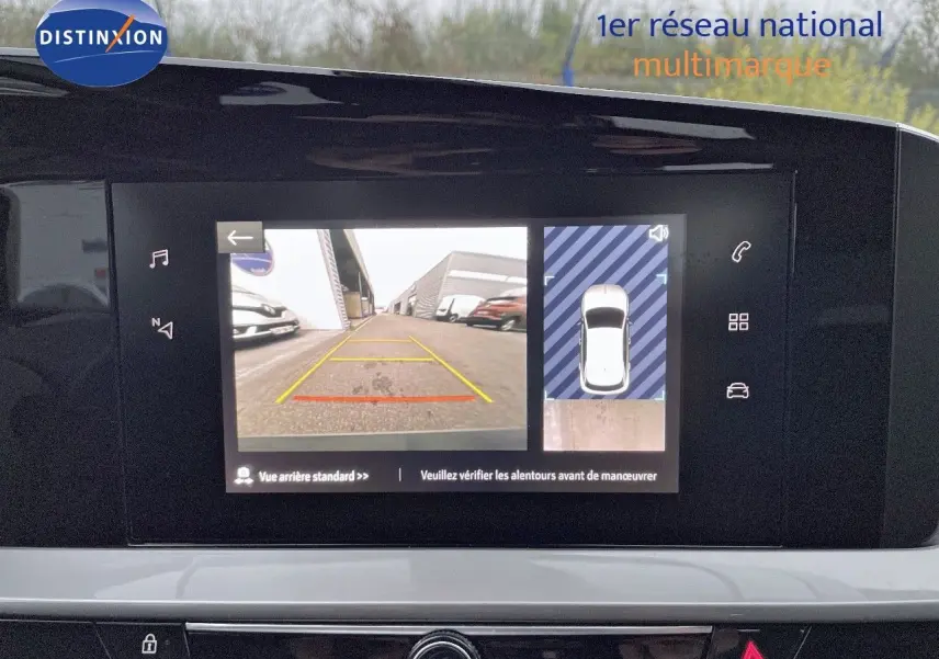 Écran multimédia affichant la caméra de recul et l'aide au stationnement du tableau de bord d'une Opel Mokka gris Artens 2021.