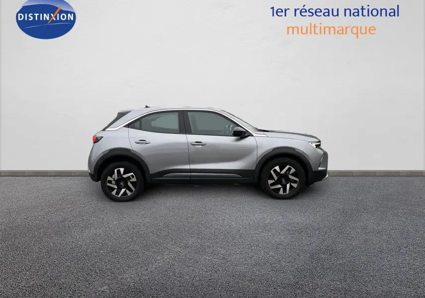 Opel Mokka gris Artens métal vue de profil côté gauche sur fond neutre avec jantes alliage noires et argentées.