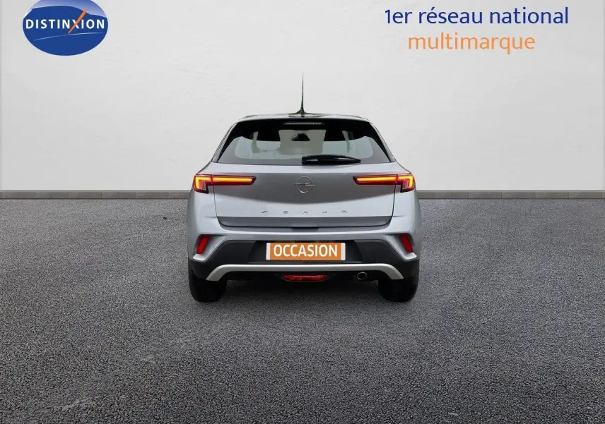 Vue arrière d'un Opel Mokka gris Artens Metal 2021 avec feux LED allumés sur fond neutre.