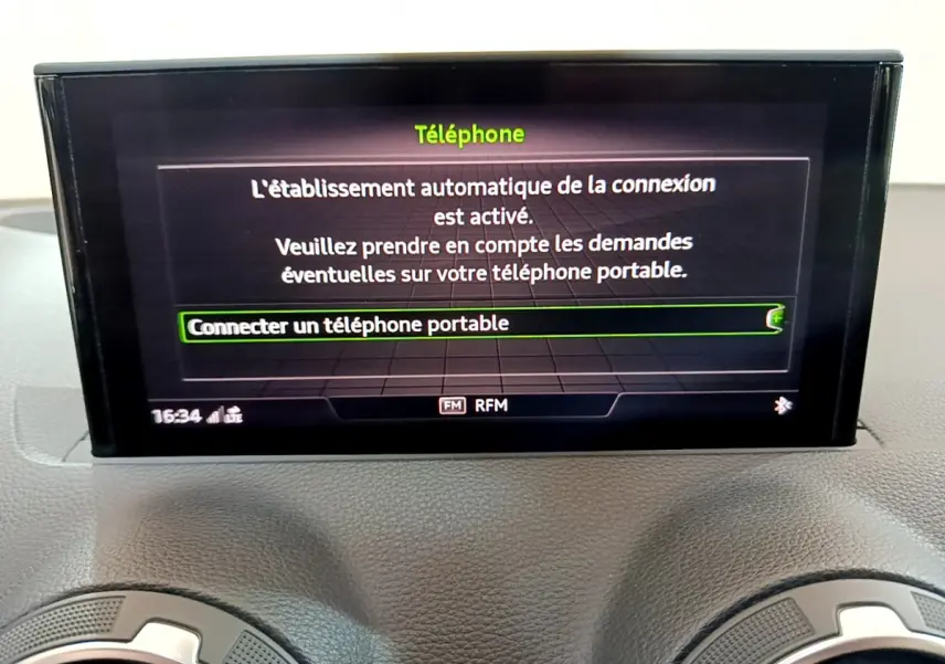 Écran central de l'Audi Q2 35 TDI 150 Design 2020 affichant la connexion Bluetooth pour téléphone portable.