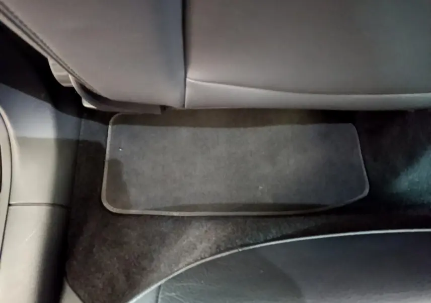 Vue rapprochée du tapis de sol arrière gris foncé sous le siège d’un Audi Q2 35 TDI 150 Design 2020.