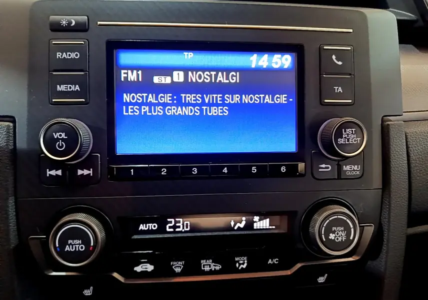 Gros plan sur l'écran tactile multimédia et la console de climatisation de la Honda Civic 1.0 i-VTEC Exclusive gris foncé 2020.