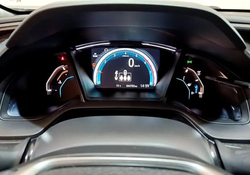 Tableau de bord numérique de la Honda Civic 1.0 i-VTEC Exclusive 2020, affichage vitesse et température, vue frontale rapprochée.