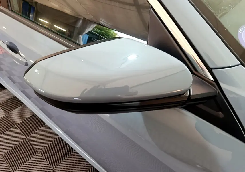 Rétroviseur côté gauche gris clair de la Honda Civic 1.0 i-VTEC Exclusive 2020 avec carrosserie gris foncé visible en arrière-plan.