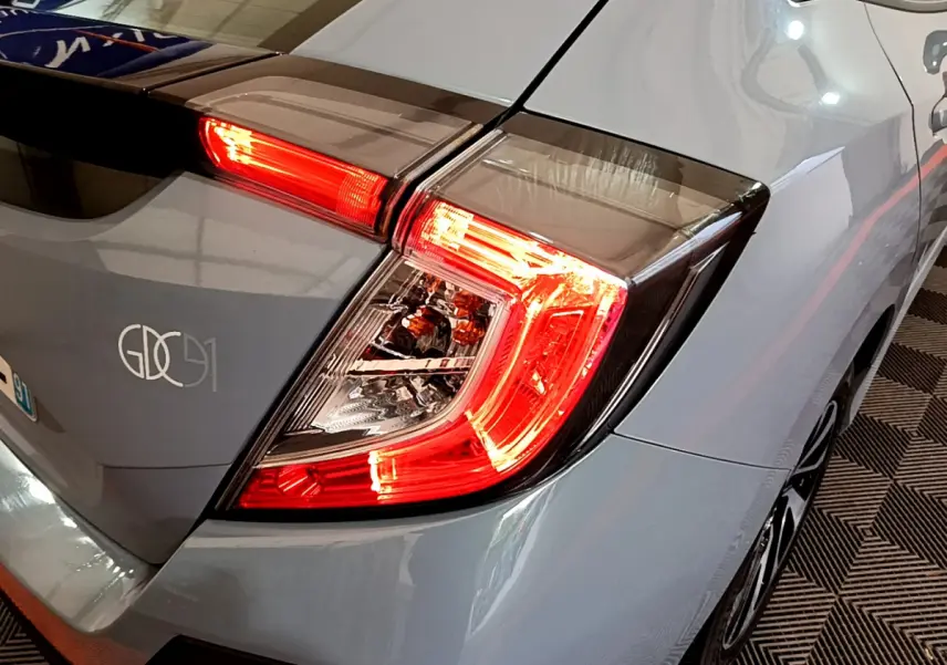 Feu arrière droit allumé sur Honda Civic gris foncé 2020, vue rapprochée du coin arrière droit du véhicule.