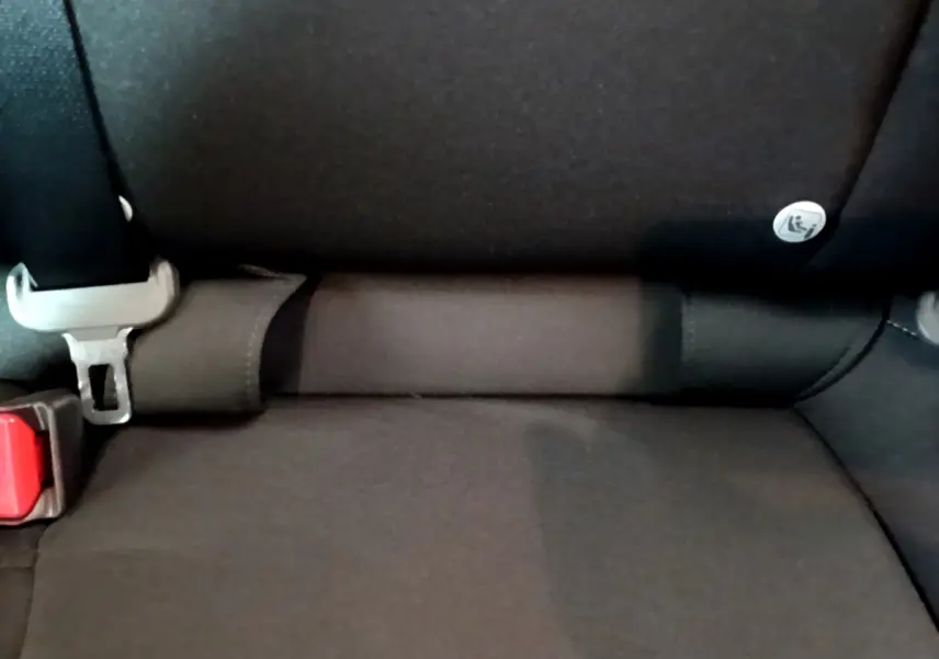 Gros plan sur la banquette arrière noire de la Honda Civic 1.0 i-VTEC Exclusive avec fixation Isofix visible.