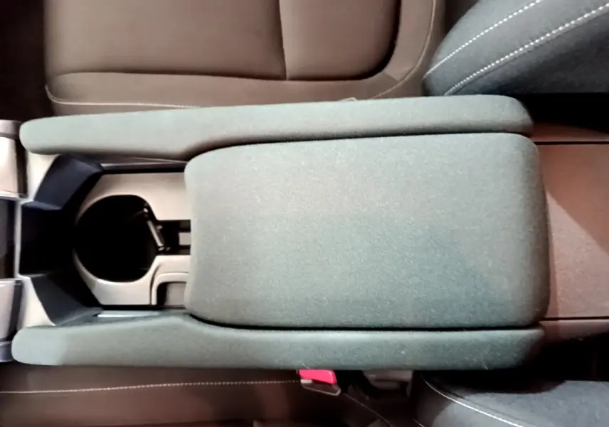 Accoudoir central en tissu gris avec porte-gobelet, intérieur marron de la Honda Civic 1.0 i-VTEC Exclusive 2020