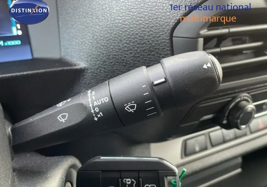 Gros plan sur la commande d’essuie-glace à gauche du tableau de bord du Citroën Jumpy gris titane 2025.