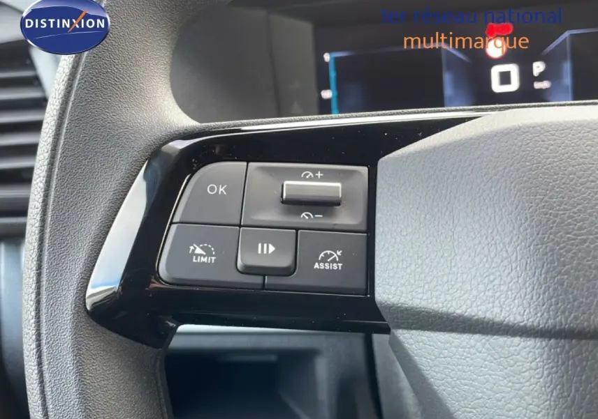 Gros plan sur les commandes au volant du Citroën Jumpy gris titane, mettant en valeur les boutons de régulateur et d'assistance.