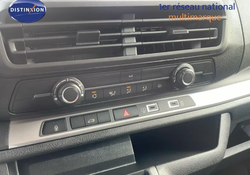 Détail du tableau de bord du Citroën Jumpy 2025, montrant les commandes de climatisation et les ports USB.