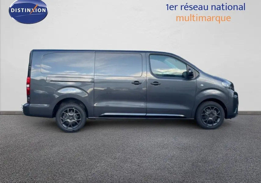 Profil droit d'un Citroën Jumpy Van Long L3 gris titane métal avec roues alliage foncé, sur fond neutre.