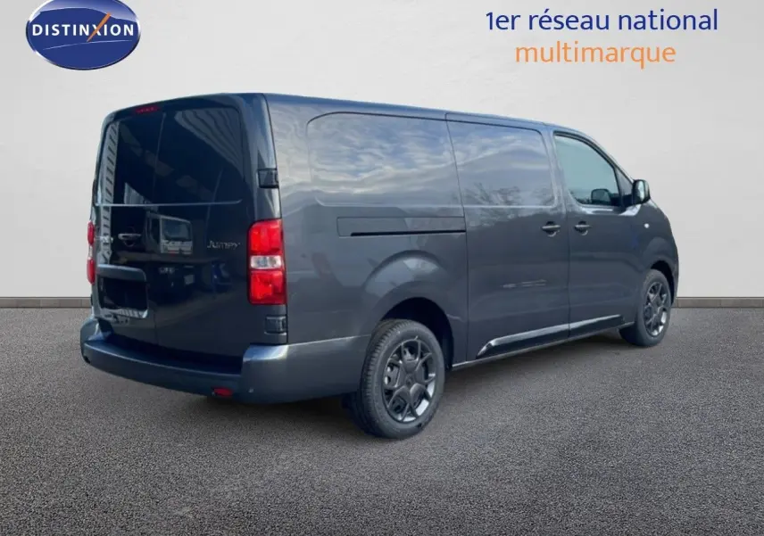 Vue 3/4 arrière droite d’un Citroën Jumpy Van Long L3 gris titane métallisé avec portes latérales coulissantes et vitres arrière teintées.