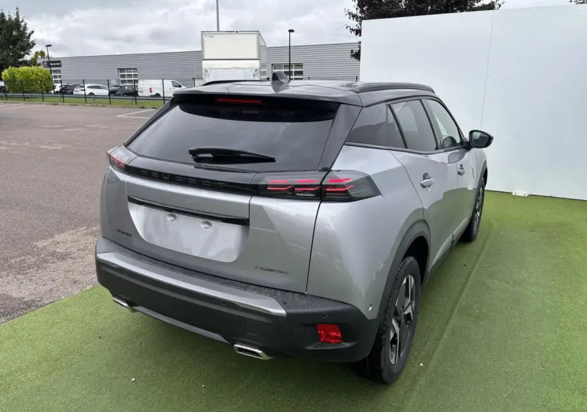 Vue 3/4 arrière droite du Peugeot 2008 gris Artense avec toit noir et feux arrière LED à 3 griffes.