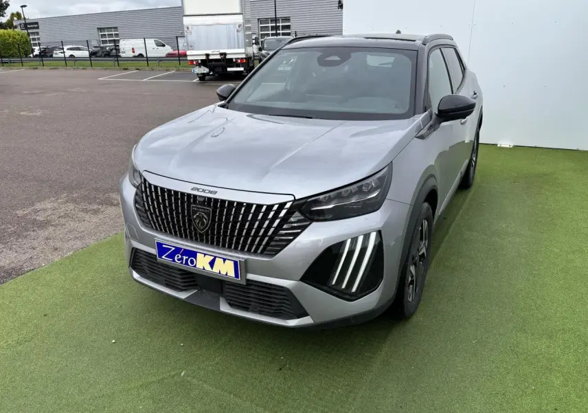 Peugeot 2008 gris Artense toit noir vue 3/4 avant avec calandre verticale et feux LED griffes distinctifs.
