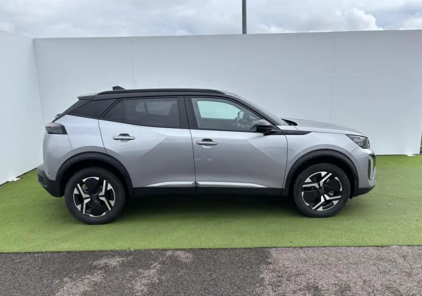 Peugeot 2008 gris Artense toit noir en vue profil côté gauche sur fond neutre, jantes alliage bi-ton visibles.