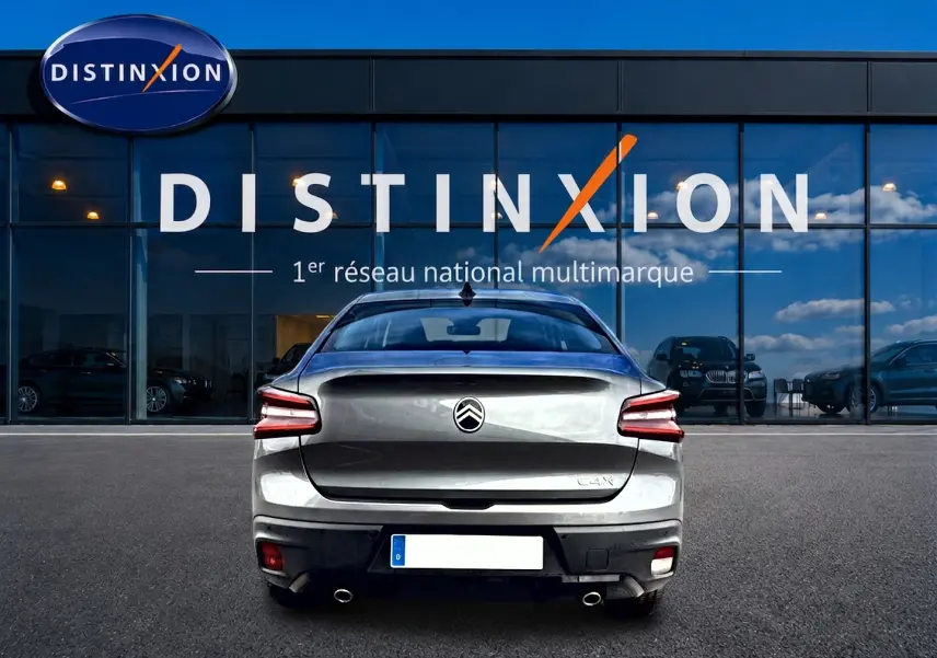 Vue arrière d'une Citroën C4 X gris mercure 2025, avec feux LED et double sortie d'échappement chromée.