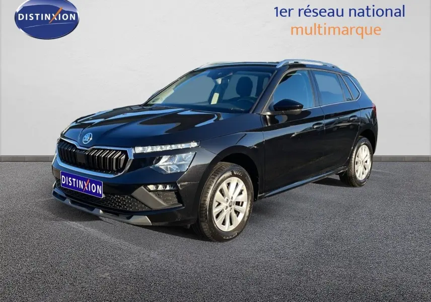 Vue 3/4 avant droite d'un Skoda Kamiq noir magique métal 2024 avec calandre distinctive et jantes alliage.