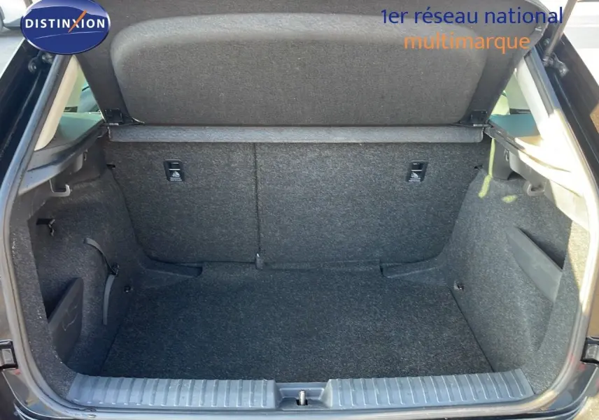 Coffre ouvert d'une Skoda Kamiq 2024 noir magique métal, montrant l'espace de chargement intérieur vide.