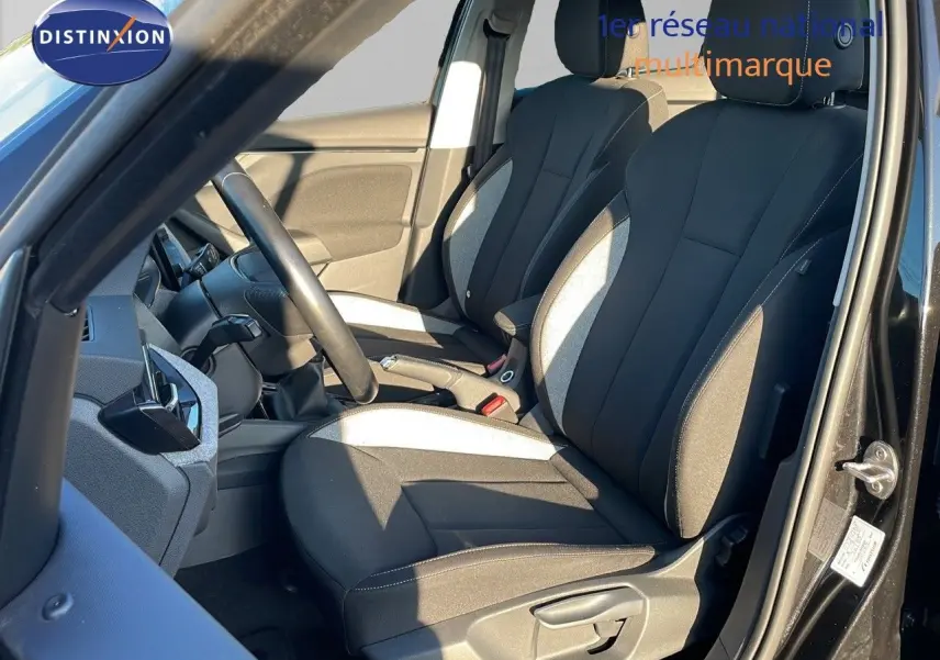 Intérieur du Skoda Kamiq noir magique métal 2024, vue côté gauche sur les sièges avant en tissu gris et noir.