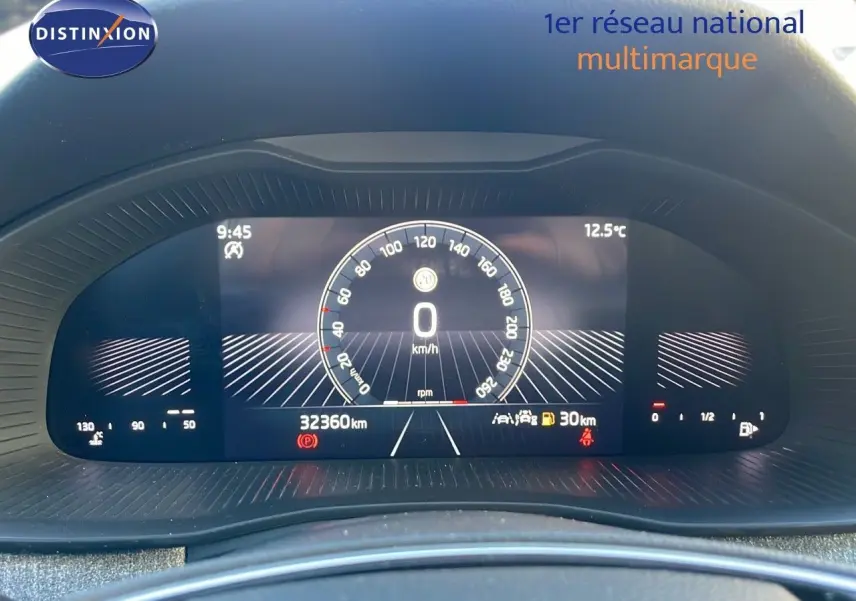 Tableau de bord numérique du Skoda Kamiq noir, affichant vitesse à zéro et 32 360 km au compteur.