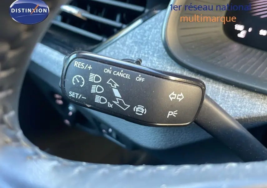 Gros plan sur la commande de régulateur de vitesse dans l'habitacle du Skoda Kamiq noir magique métal 2024.