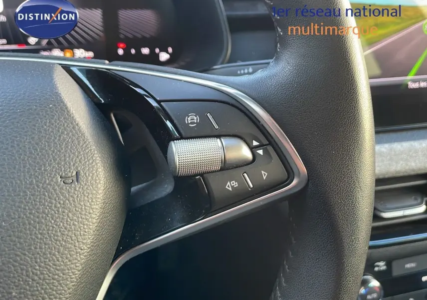 Gros plan sur les commandes au volant du Skoda Kamiq 2024, finition noire, avec molette et boutons intégrés.