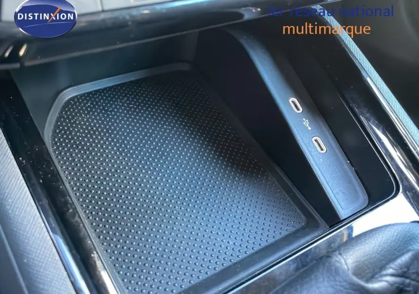 Gros plan sur le compartiment de rangement central avec ports USB-C dans le Skoda Kamiq noir magique métal 2024.