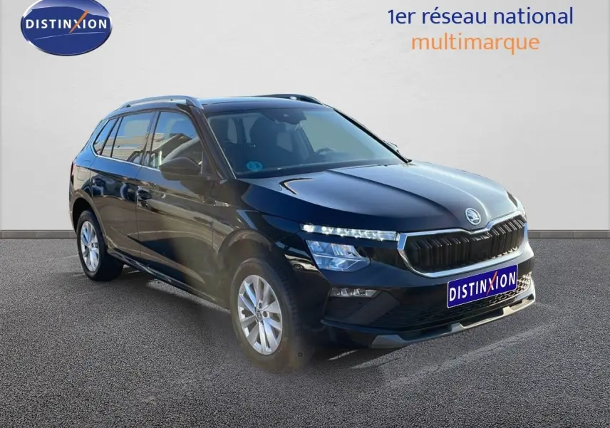 Vue 3/4 avant droite d'un Skoda Kamiq noir magique métal 2024 avec calandre chromée et jantes alliage.