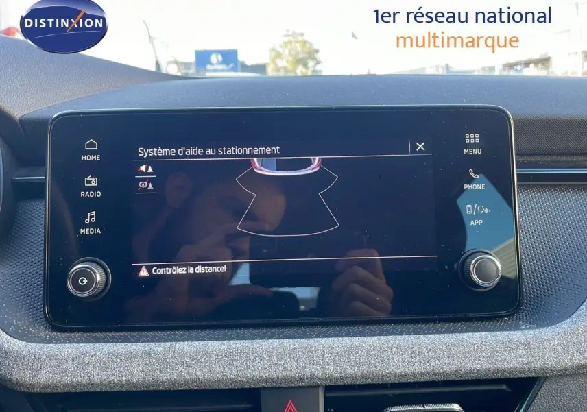 Écran tactile du système d'aide au stationnement dans l'habitacle d'une Skoda Kamiq noir magique métal 2024.