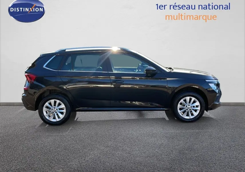 Profil droit d'un Skoda Kamiq noir magique métal 2024, SUV compact avec jantes alliage et vitres teintées.