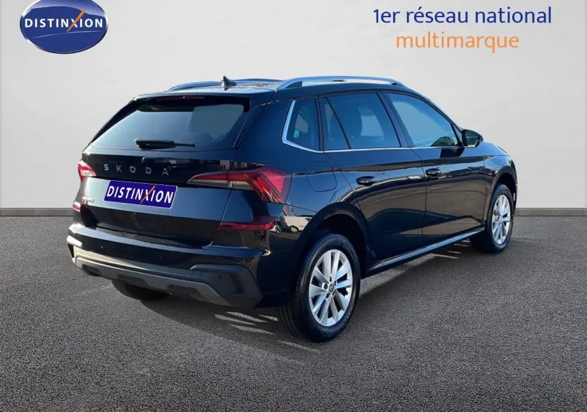 Vue 3/4 arrière droite d'un Skoda Kamiq 2024 noir magique métal avec jantes alliage et feux LED distinctifs.