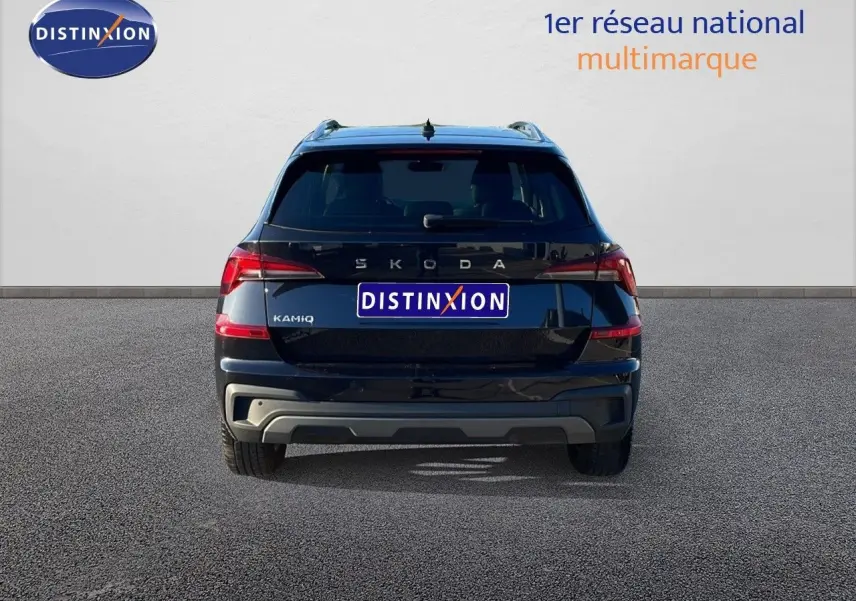 Vue arrière d'un Skoda Kamiq noir magique métal 2024 avec feux LED et hayon cinq portes visible sur fond neutre.