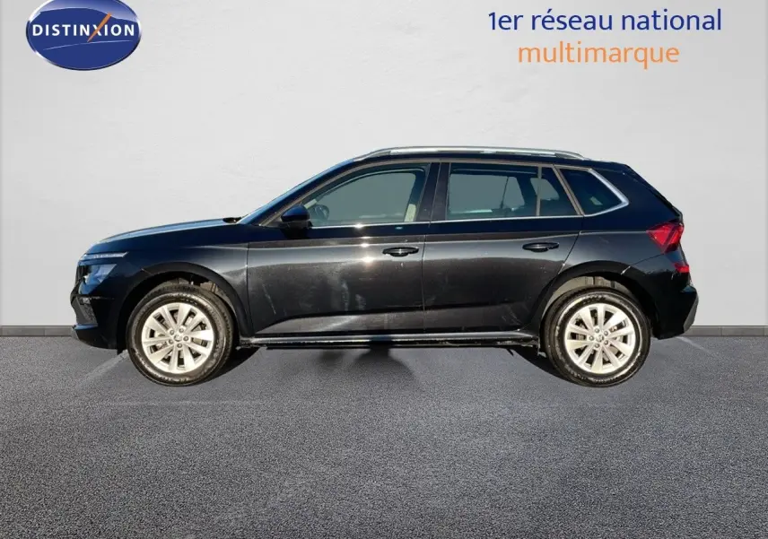 Profil côté gauche d'un Skoda Kamiq noir magique métal 2024 avec jantes alliage et lignes dynamiques visibles.