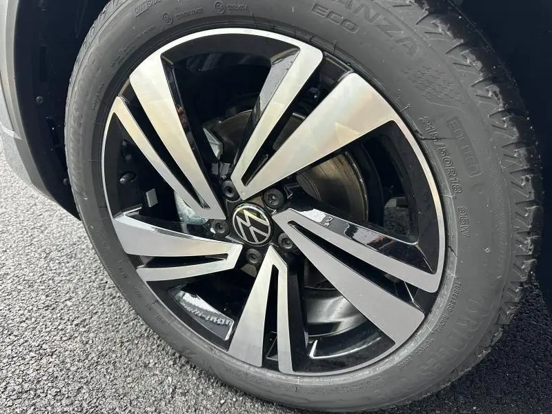 Gros plan sur la jante en alliage bicolore du Volkswagen T-Roc gris 2025 version R-Line Edition.
