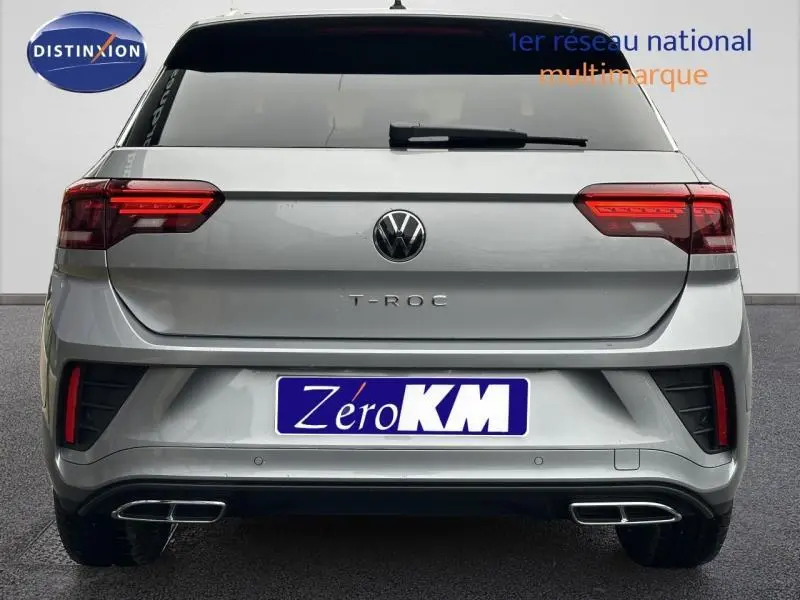 Vue arrière d'un Volkswagen T-Roc gris 2025 avec feux LED et double sortie d'échappement rectangulaire.