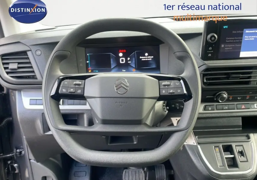 Vue intérieure centrée sur le volant multifonction du Citroën Jumpy 2025, tableau de bord numérique et console gris titane.