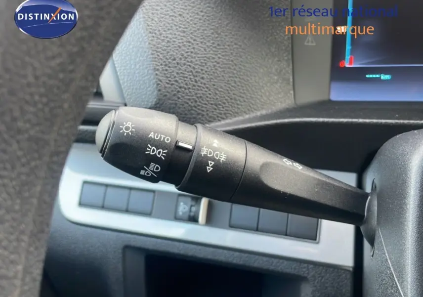 Gros plan sur la commande des feux et clignotants du tableau de bord du Citroën Jumpy gris titane 2025.