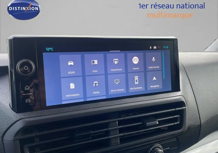 Écran tactile central du tableau de bord du Citroën Jumpy gris titane, affichant le menu multimédia et navigation.