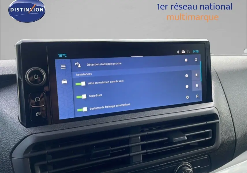 Vue rapprochée de l’écran tactile central du tableau de bord du Citroën Jumpy gris titane, affichant les aides à la conduite.